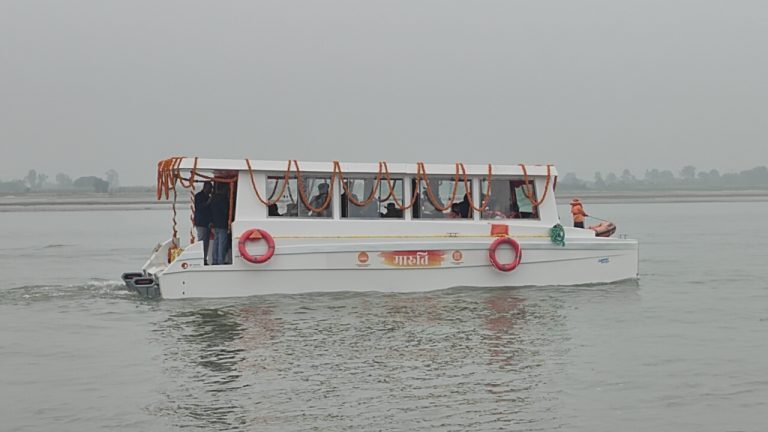 अयोध्या/ मुख्यमंत्री योगी आदित्यनाथ ने आज सोलर बोट का फीता काटकर उद्घघाटन किया