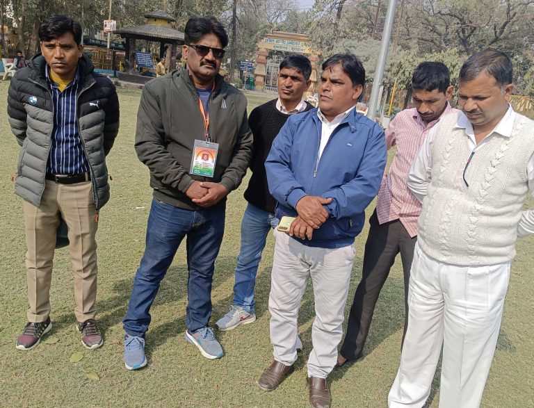 ग्रामीण सफाई कर्मचारियों ने अपनी मांगों को लेकर एक संबोधित ज्ञापन सोंपा