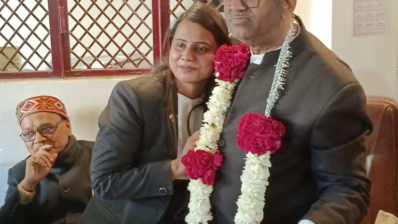 बार एसोसियन के चुनाव में नव निर्वाचित अध्यक्ष बने प्रदीप सिन्हा  के चेंबर बधाई देने वालो की  लगी भीड़