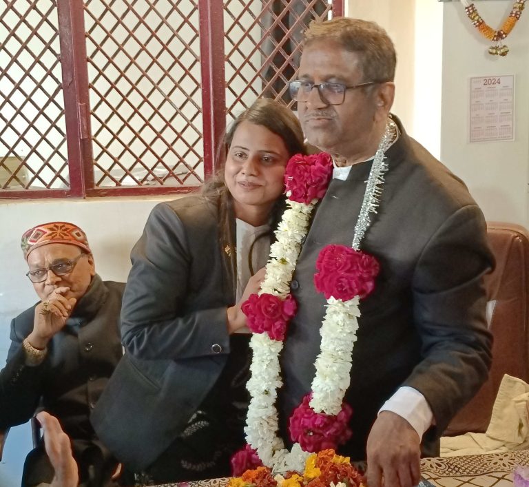 बार एसोसियन के चुनाव में नव निर्वाचित अध्यक्ष बने प्रदीप सिन्हा  के चेंबर बधाई देने वालो की  लगी भीड़