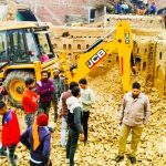 #Moradabad जेसीबी द्वारा तोड़े जाने के दौरान एक दीवार की नींव में तीन घड़े निकले, अगवानपुर की घटना