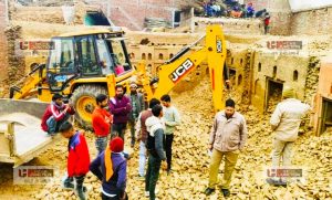 #Moradabad जेसीबी द्वारा तोड़े जाने के दौरान एक दीवार की नींव में तीन घड़े निकले, अगवानपुर की घटना