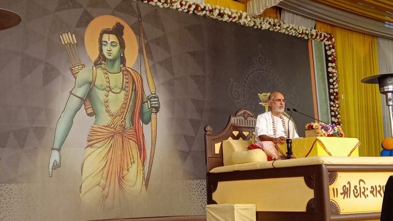 श्री राम कथामृत महोत्सव के छठे दिन ओझा जी द्वारा भक्ति में सरोवर होकर झूमे श्रद्धालु
