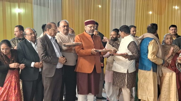 श्री राम कथामृत महोत्सव में सप्तम दिवस पर गुरु शब्द का अर्थ समझाया।