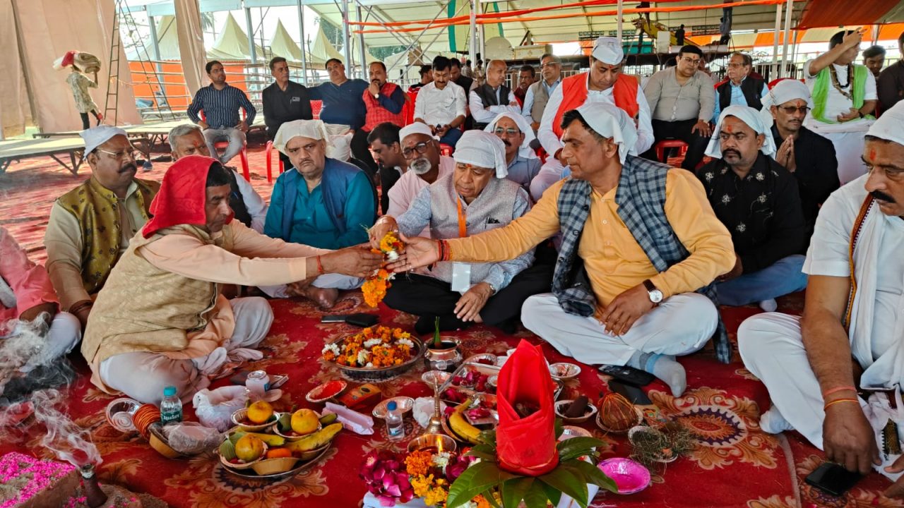 दिव्य दरबार के चार दिवसीय कार्यक्रम के पूर्व कथा स्थल पर यज्ञ कर शुभारंभ किया।