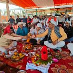 दिव्य दरबार के चार दिवसीय कार्यक्रम के पूर्व कथा स्थल पर यज्ञ कर शुभारंभ किया।