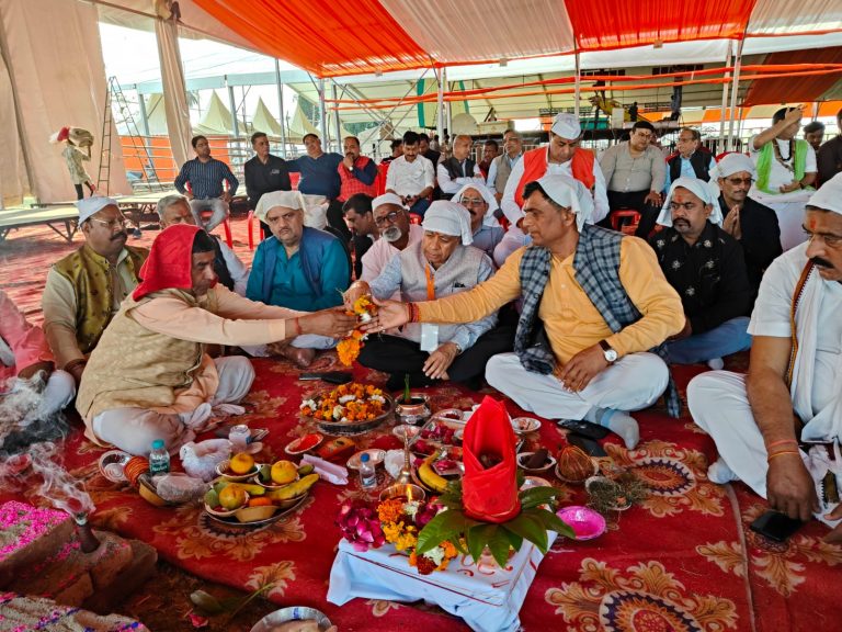 दिव्य दरबार के चार दिवसीय कार्यक्रम के पूर्व कथा स्थल पर यज्ञ कर शुभारंभ किया।