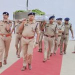 दबिश में गए दरोगा अचानक जमीन पर गिरे, डॉक्टर ने किया मृत घोषित