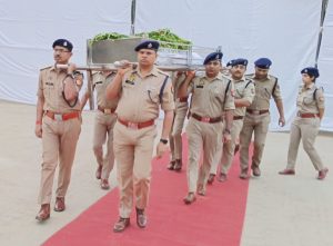 दबिश में गए दरोगा अचानक जमीन पर गिरे, डॉक्टर ने किया मृत घोषित