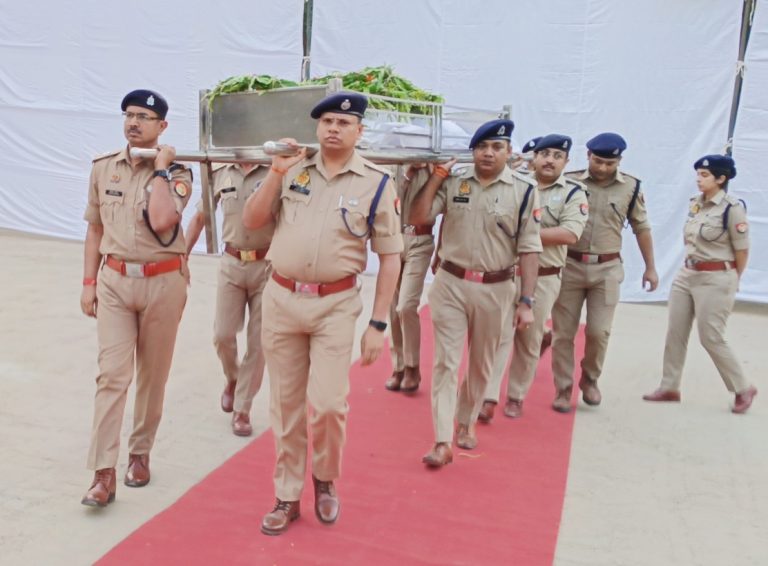 दबिश में गए दरोगा अचानक जमीन पर गिरे, डॉक्टर ने किया मृत घोषित