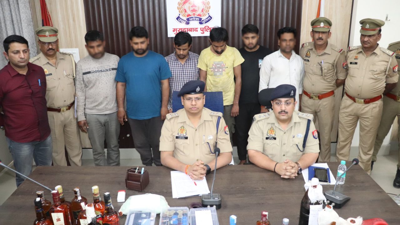 फर्जी बार कोड व नकली सील को बोतल पर टैग लगाकर अवैध शराब बनाने वाले गिरफ्तार