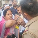गठबंधन प्रत्याशी रुचीवीरा और पुलिस आधिकारी आए आमने सामने