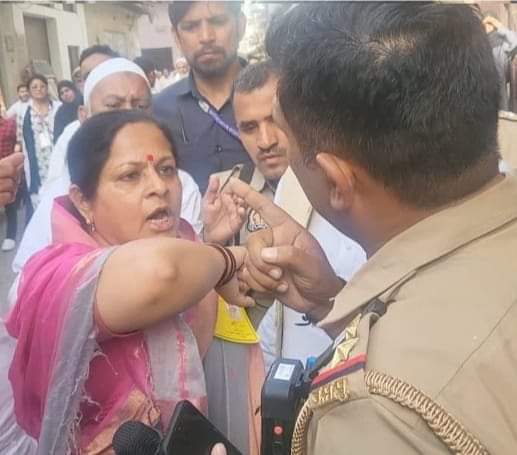 गठबंधन प्रत्याशी रुचीवीरा और पुलिस आधिकारी आए आमने सामने