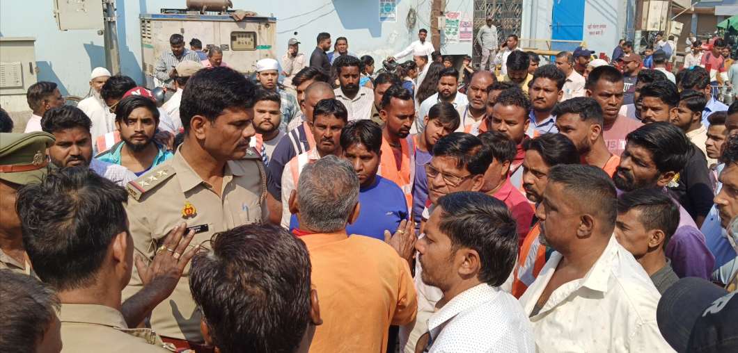 निगम की पर्ची काटने को लेकर नगर निगम कर्मियों ओर क्षेत्रबासियो में जमकर हुई मारपीट