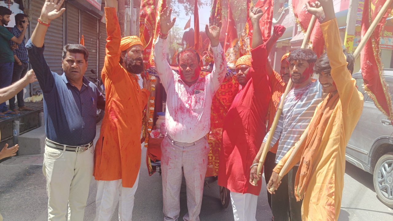 राजस्थान मेहंदीपुर बालाजी दरबार से पद यात्रा कर ज्योत लेकर आए