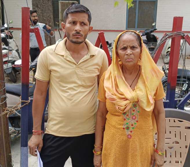 योगी राज में भू माफियाओ का बोलबाला, अवैध निर्माण कर घर का रास्ता किया बंद, पुलिस ने थाने से टरकाया
