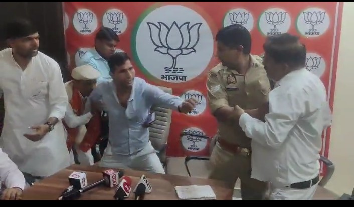बीजेपी की कांफ्रेंस में दो पत्रकार होने से ज़िला उपाध्यक्ष ओर मीडिया प्रभारी में चले लात घुसे