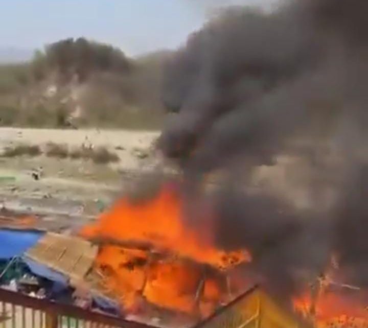 गर्जिया देवी मंदिर में लगी भयंकर आग दो दर्जन से ज्यादा दुकानें जलकर स्वाहा देखे लाइव वीडियो