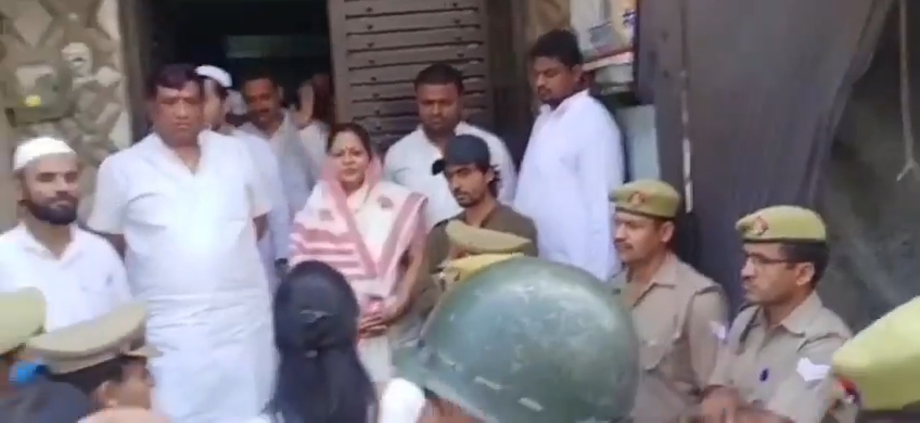 सिटी मजिस्ट्रेट ने सपा प्रत्याशी को क्यों पढ़ाया अचार साहिता का पाठ,वीडियो वायरल