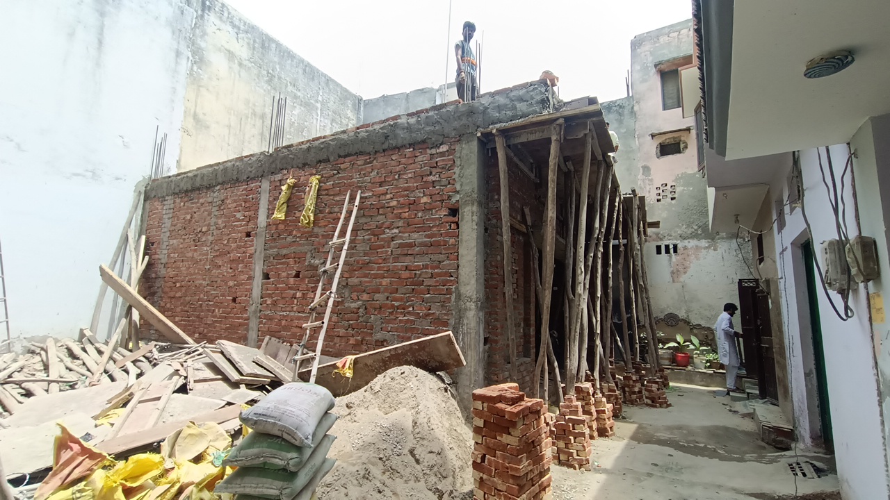 मुरादाबाद विकास प्राधिकरण के कर्मचारी की मिली भगत से बिना नक्शे के हो रहा निर्माण
