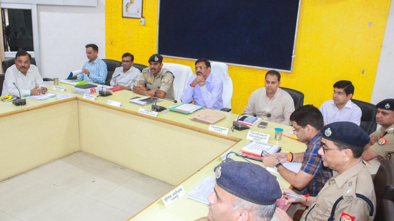 मण्डलायुक्त की अध्यक्षता में कमिश्नरी सभागार में कानून एवं शान्ति व्यवस्था की बैठक आयोजित