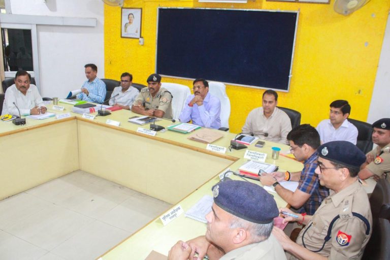 मण्डलायुक्त की अध्यक्षता में कमिश्नरी सभागार में कानून एवं शान्ति व्यवस्था की बैठक आयोजित