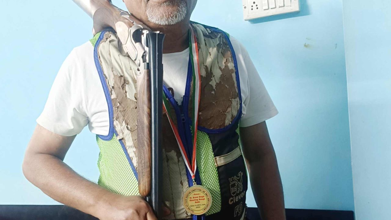 यूपी स्टेट राइफल फायरिंग कंपटीशन में एक बार फिर सलीम खान ने गोल्ड मेडल हासिल कर प्रदेश का नाम रोशन किया