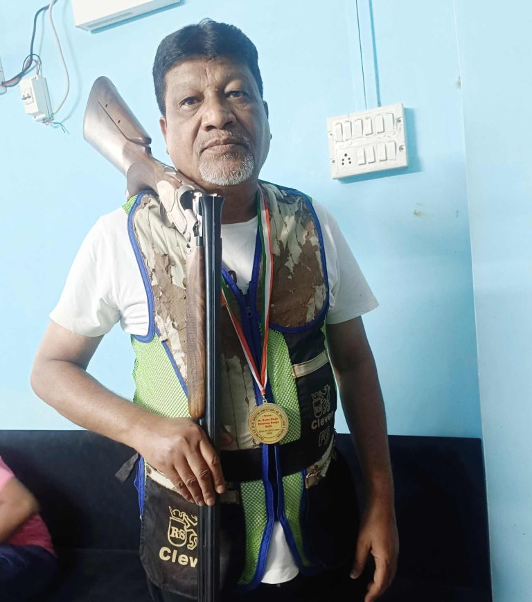 यूपी स्टेट राइफल फायरिंग कंपटीशन में एक बार फिर सलीम खान ने गोल्ड मेडल हासिल कर प्रदेश का नाम रोशन किया