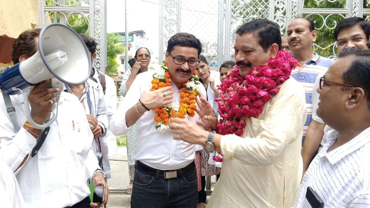 संदीप बडोला के पांचवीं बार प्रदेश अध्यक्ष बनने पर कर्मचारियों ने किया जमकर स्वागत।