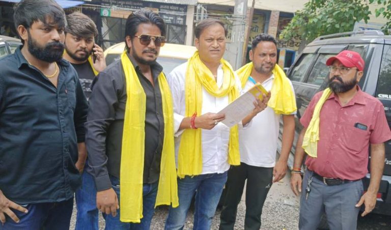 सुभासपा के कार्यकर्ता से अभद्र व्यवहार करने का चौकी प्रभारी पर लगा गम्भीर आरोप।