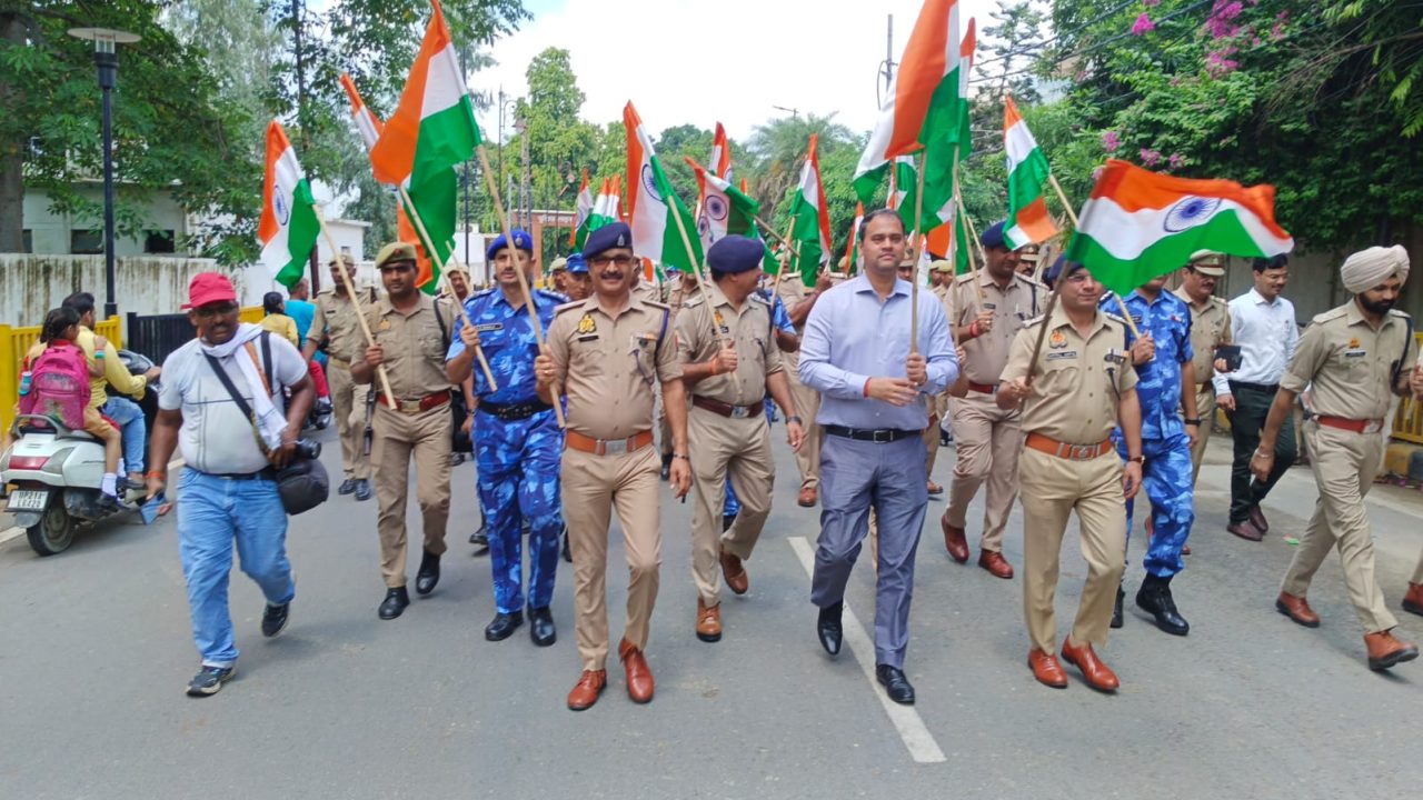 देशभर में धूम धाम से मनाया जा रहा है 78वाँ स्वतंत्रता दिवस, दिल खोलकर देशवासी एक दूसरे को दे रहे हैं शुभकामनाएं