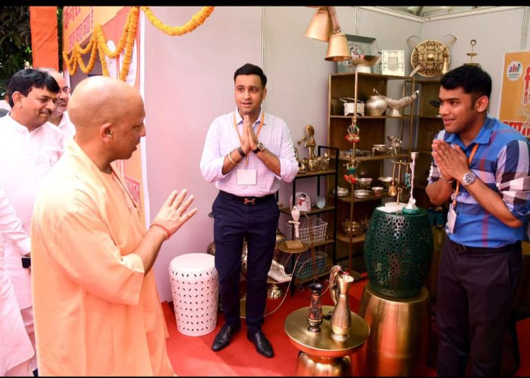 रोजगार मेले के उद्घाटन में डिजाइनको एक्सपोर्ट स्टॉल की मुख्यमंत्री ने की जमकर तारीफ