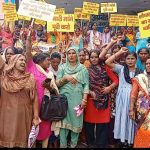 शौचालय सफाई के बाद भी नहीं मिल पा रहा महिलाओं का मानदेय, किया प्रदर्शन