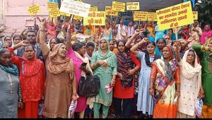 शौचालय सफाई के बाद भी नहीं मिल पा रहा महिलाओं का मानदेय, किया प्रदर्शन
