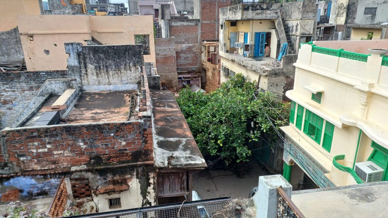 मंडी चौक जीलाल स्ट्रीट में अवैध कोम्प्लेक्स निर्माण तेजी पर प्राधिकरण उपाध्यक्ष को बताते हैं करीबी तालुकाती