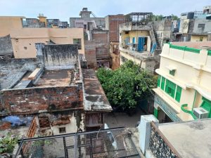 मंडी चौक जीलाल स्ट्रीट में अवैध कोम्प्लेक्स निर्माण तेजी पर प्राधिकरण उपाध्यक्ष को बताते हैं करीबी तालुकाती