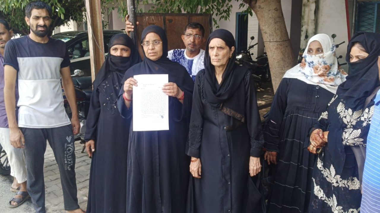 दीवार तोड़कर रास्ता निकालने को रोका तो जमकर हुई मारपीट थाना पुलिस नही कर रही पीड़ित की मदद