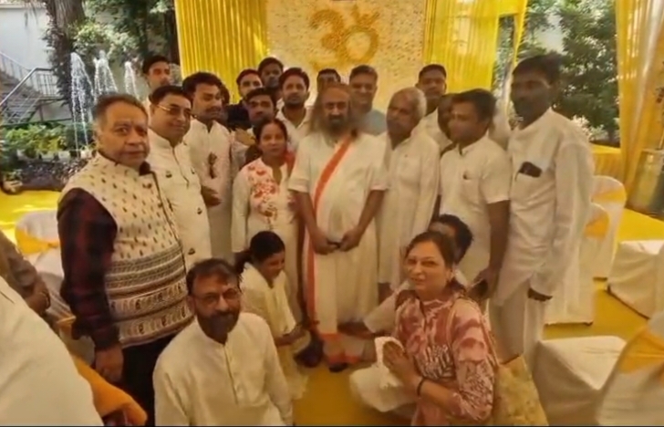 मुरादाबाद पहुंचे गुरु श्रीश्री रविशंकर ने लोहिया परिवार को दिया आशीर्वाद।