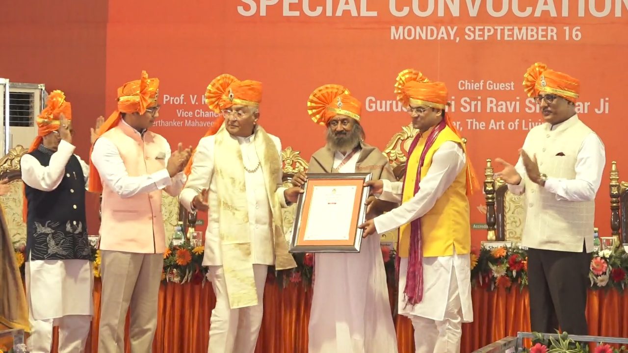 मुरादाबाद में श्रीश्री रविशंकर महाराज के मंगल प्रवेश से महका तीर्थंकर महावीर यूनिवर्सिटी