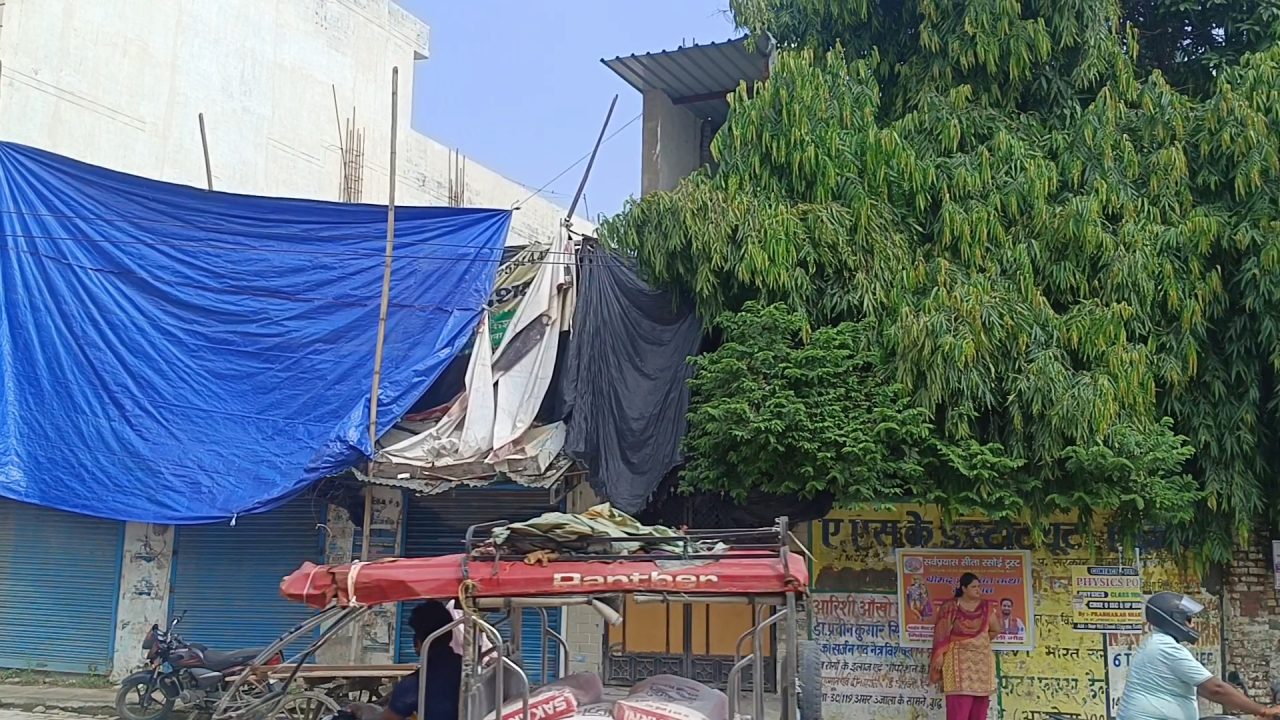 अवैध निर्माण को सह दे रहे मुरादाबाद प्राधिकरण के जेई व सुपरवाइजर तिरपाल की आड़ में जमकर कर रहे मलाई छाप  कारवाई