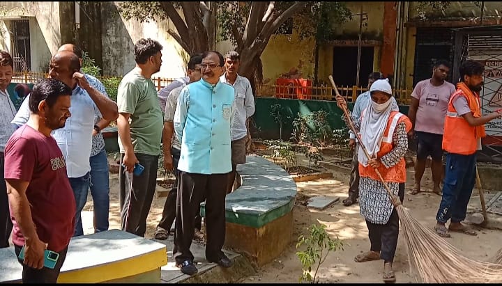 महात्मा गांधी जयंती पर महापौर ने टीम के साथ चलाया स्वच्छता अभियान।