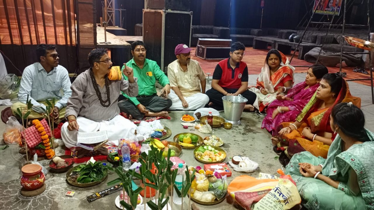 श्री श्री सार्वजनिन दुर्गा पूजा में मां षष्टी का पूजन कर किया शुभारंभ