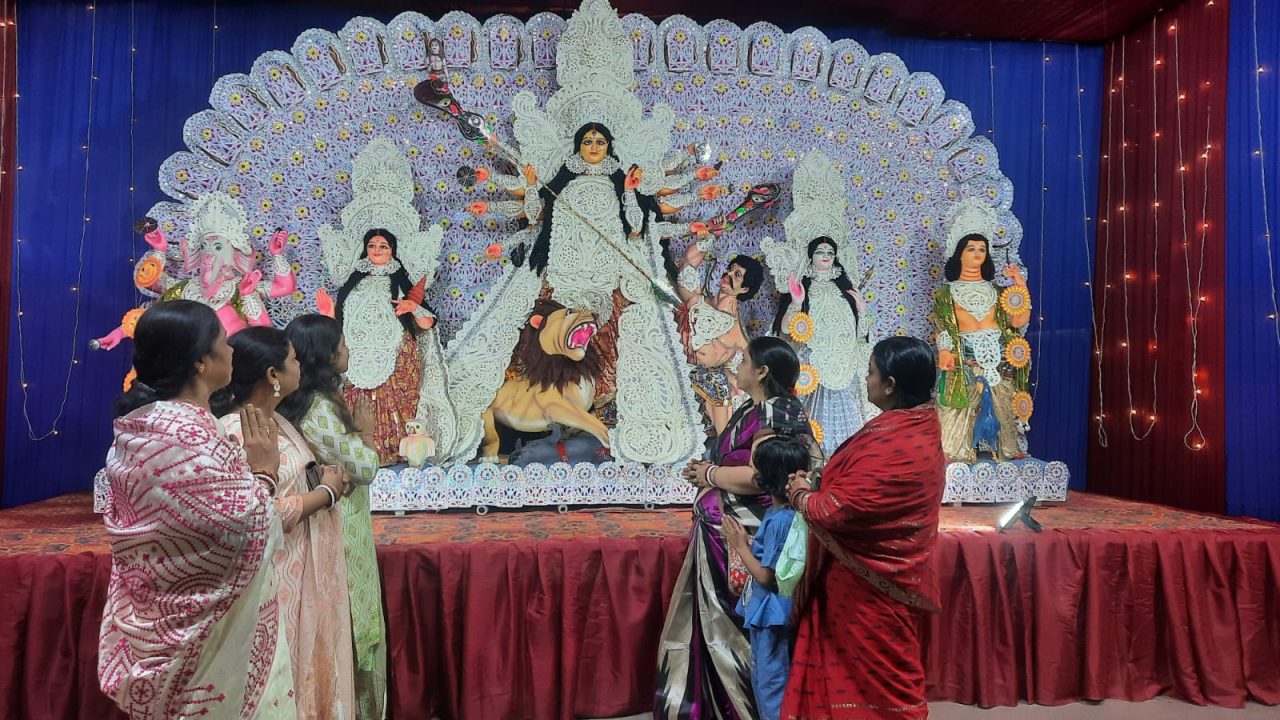 सर्वजनिन बंगाली एसोसिएशन द्वारा महाषष्टी का हुआ पूजन।