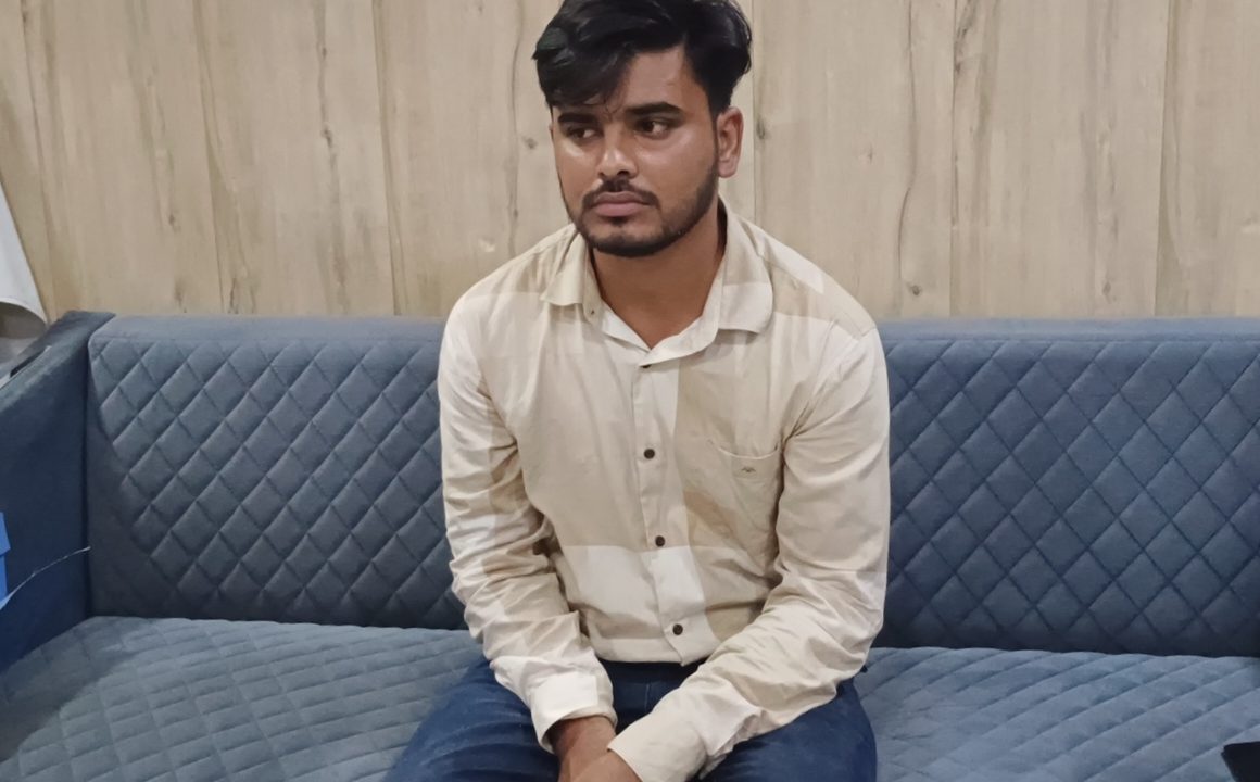 अधिकारी ने मांगें 3 लाख बाबू ने लिए 20 हज़ार एंटी करप्शन ने पकड़ा