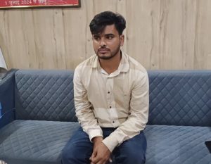अधिकारी ने मांगें 3 लाख बाबू ने लिए 20 हज़ार एंटी करप्शन ने पकड़ा