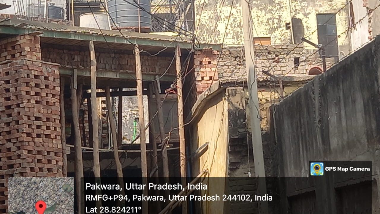 नगर पंचायत पाकबड़ा में जमकर अवैध निर्माण,राजकीय इंटर कालेज की दीवार के ऊपर एक निजी निर्माण के लिंटर डाले जाने  की शिकायत