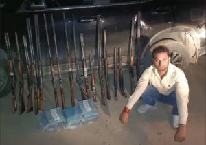 दरोगा का बेटा निकला हथियारों का तस्कर 17 बंदूकों के साथ STF ने पकड़ा; AK-47 भी कर चुका है सप्लाई