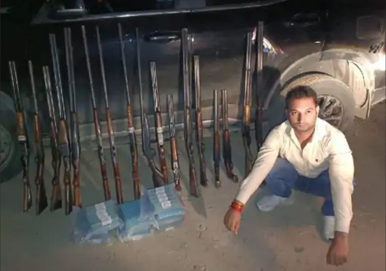 दरोगा का बेटा निकला हथियारों का तस्कर 17 बंदूकों के साथ STF ने पकड़ा; AK-47 भी कर चुका है सप्लाई