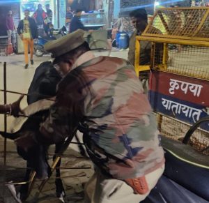 यूपी पुलिस के दरोगा ने की बेजुबान की मदद , अब हर जगह हो रही यूपी पुलिस की प्रशंसा