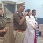 चौकी प्रभारी लालबाग ने स्कूल के छात्र छात्राओं को सरकार द्वारा जारी योजनाओं के बारे में बताया